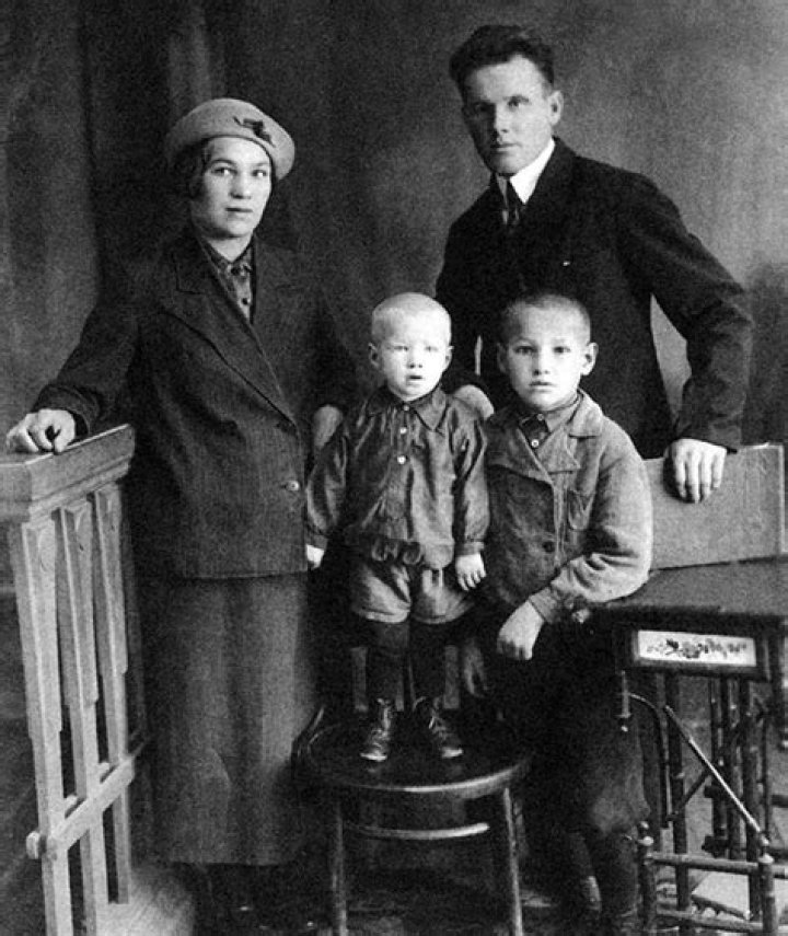 Boris Yeltsin: Family, Youthful Death, And Hand Injury